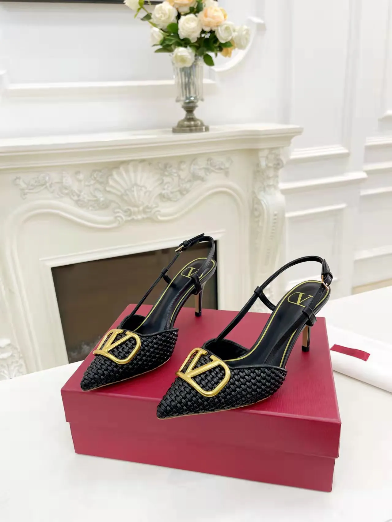 👟👟Ex-factory price 440👟👟 Genuine leather sole +40 Top version 𝑉𝐴𝐿𝐸𝑁𝑇𝐼𝑁𝑂 Valentino new spring and summer women's 5⃣️color empty back sandals. The unique [V family hand-woven] brings out a full sense of high-end, and the new season will live up to expectations! Worth buying★Absolutely high-grade❥Original method, Absolutely sensual❥Elegant style, creating a different feeling, simple and elegant style!  Code number: 35-41 (34-42 is custom-made and non-returnable) Inner lining: Sheepskin lining Heel height: 7.5 cm Leather outsole + 40 rubber outsole